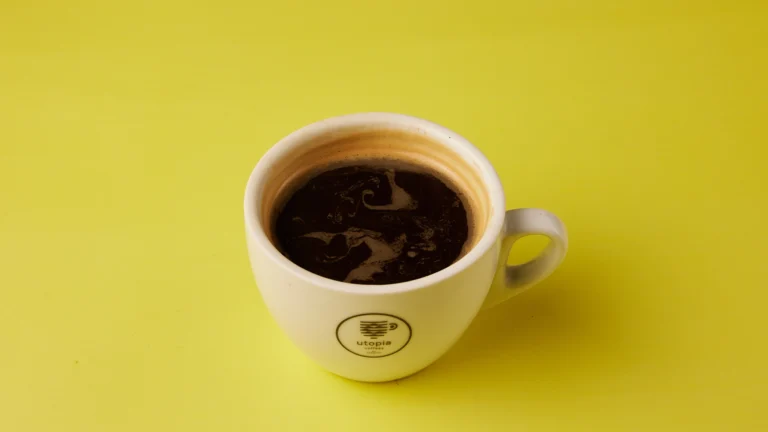 Καφές Αμερικάνο στο σπίτι Φλιτζάνι καφέ Αμερικάνο σε κίτρινη κούπα, τοποθετημένο σε φωτεινό φόντο.