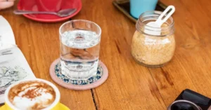Καφές με νερό και ζάχαρη σε ξύλινο τραπέζι καφετέριας