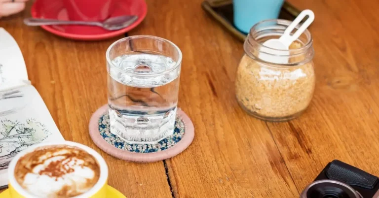 Καφές με νερό και ζάχαρη σε ξύλινο τραπέζι καφετέριας