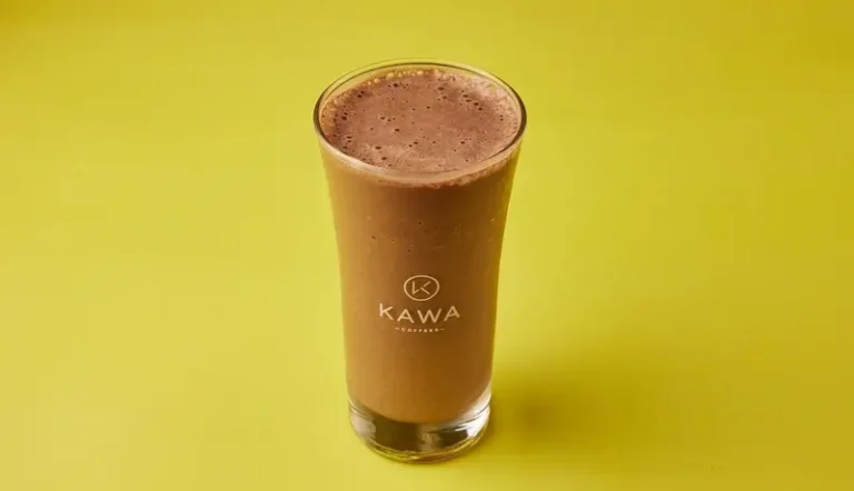 Ποτήρι με κρύα σοκολάτα πάνω σε κίτρινο φόντο