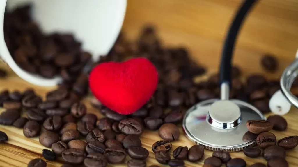 Καφές και υγεία Λογότυπο του καφεκοπτείου Καφέ Ναι με φλιτζάνι ζεστού καφέ σε μπεζ φό